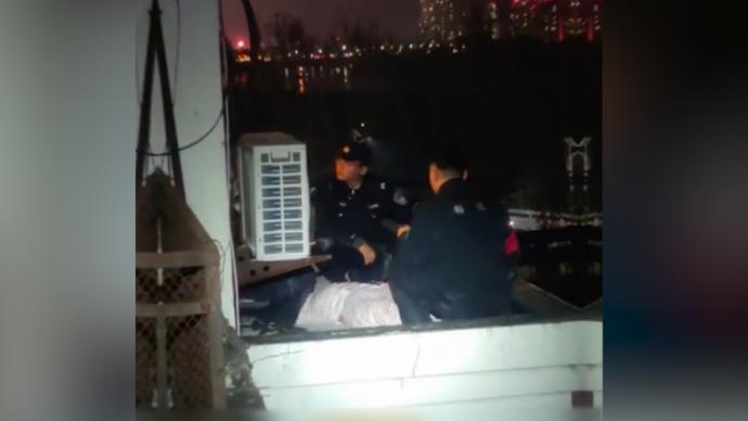 恐高輔警爬六樓窗臺救人,曾冬夜跳河救輕生少年