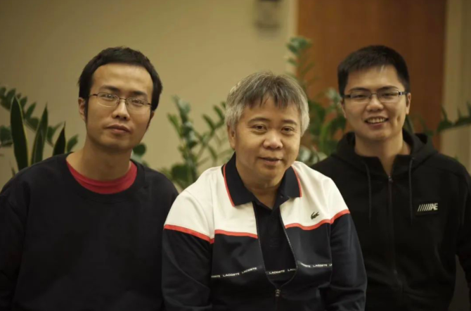 几何物理中心创始主任陈秀雄教授（中）与程经睿（左）。陶冬青 摄