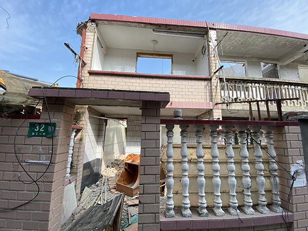 2021年11月2日，浦江镇居民二村居民严月琴一家的旧房已开始拆除。  澎湃新闻记者 俞凯 图