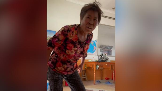 女兒偷偷回家給爸媽驚喜:已兩年沒回家,和爸爸擁抱完哭了