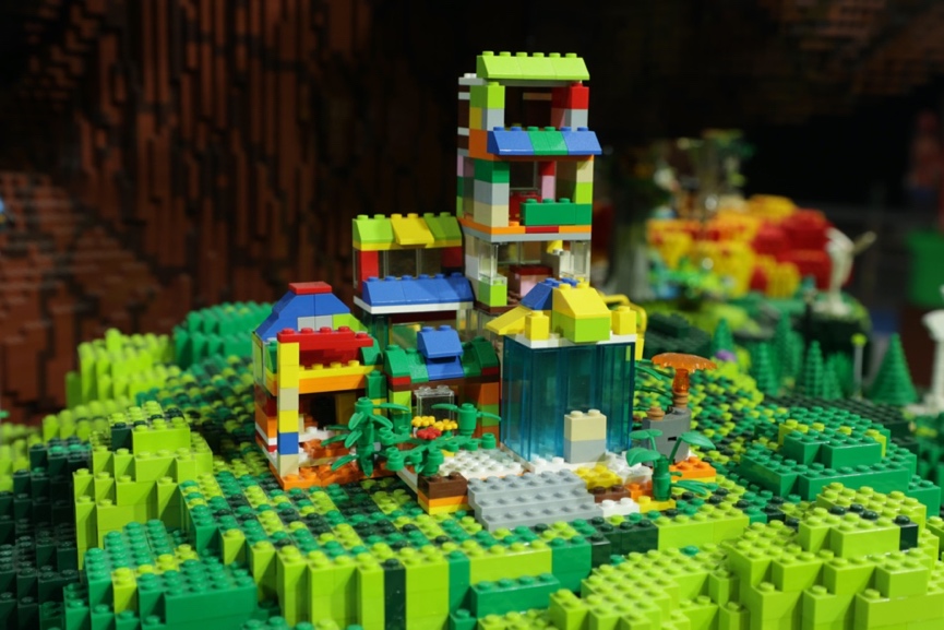 进博的热度上海的温度历届进博会最大乐高主题装置完成搭建