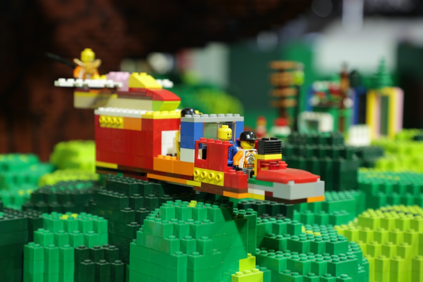 进博的热度上海的温度历届进博会最大乐高主题装置完成搭建