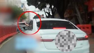 司機(jī)逆行超車占道被喇叭提醒，比不雅手勢(shì)挑釁