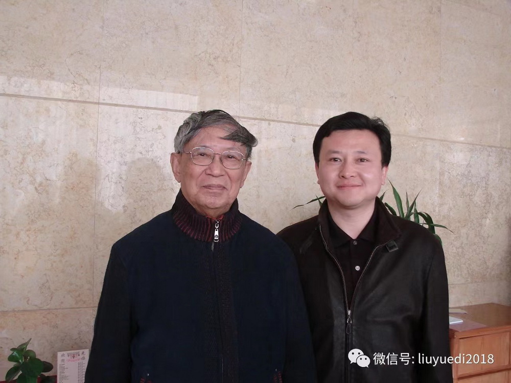 2004年于北京王府井，刘悦笛第一次见到李泽厚先生留影。