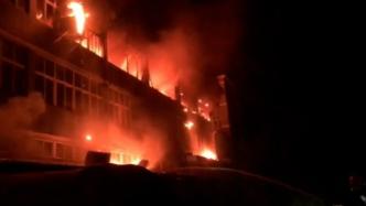 温州一厂房凌晨发生火灾，数间房被烧毁