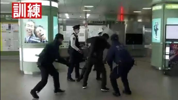 “小丑”行凶后东京地铁演习：警员持钢叉合围“挥刀者”