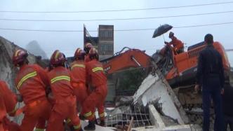 墙体倒塌挖掘机司机被埋压，消防雨中救援