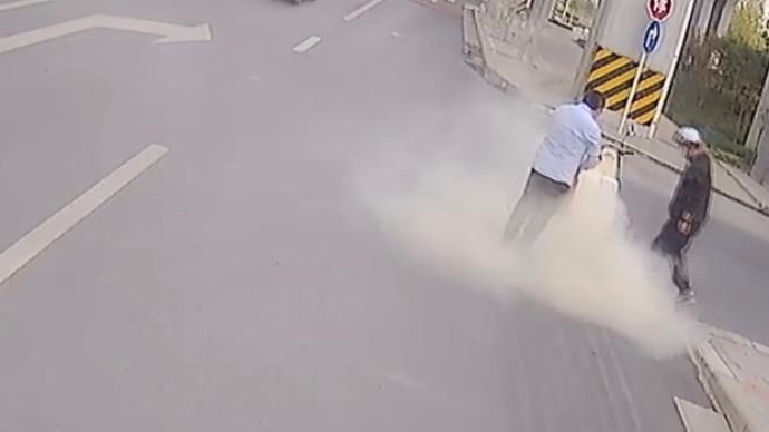 电动车行驶途中冒起浓烟 公交车长鸣笛下车帮处置