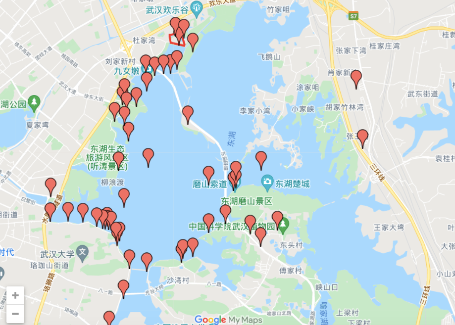 在“每个人的东湖”艺术计划网站首页，所有作品通过在地图上标注发生的具体位置这一方式得到整体式的呈现；在这张截图中可以看到位于最北端，华侨城地产项目中的武汉欢乐谷.