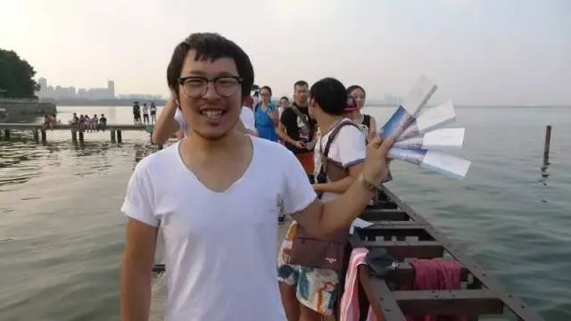 刘真宇在“跳东湖”（2013）展示自己印制的卡片.  