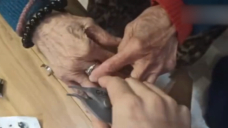 奶奶戒指卡手获助，老人向消防员挨个鞠躬道谢