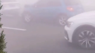 江苏沛县突发团雾发生多车相撞事故，致一死一伤