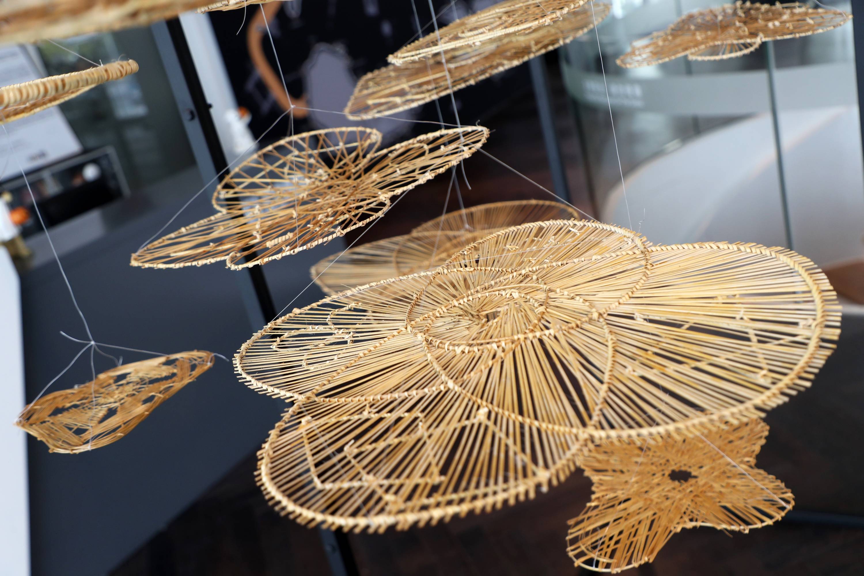 《浮莲》锡雕,砚雕,竹编,古琴,漆艺,黎锦……这些都是传承日久的非遗