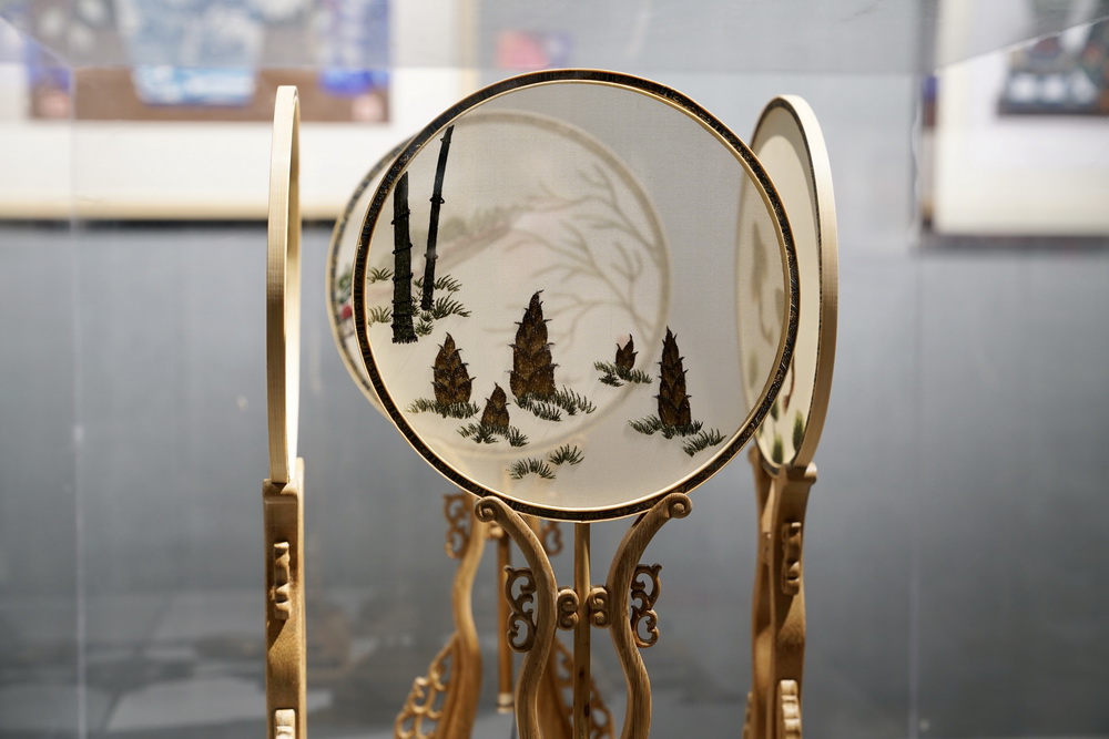 四幅作品中,用到的针法有十几种之多,"顾绣针法要看内容,有技巧,还要