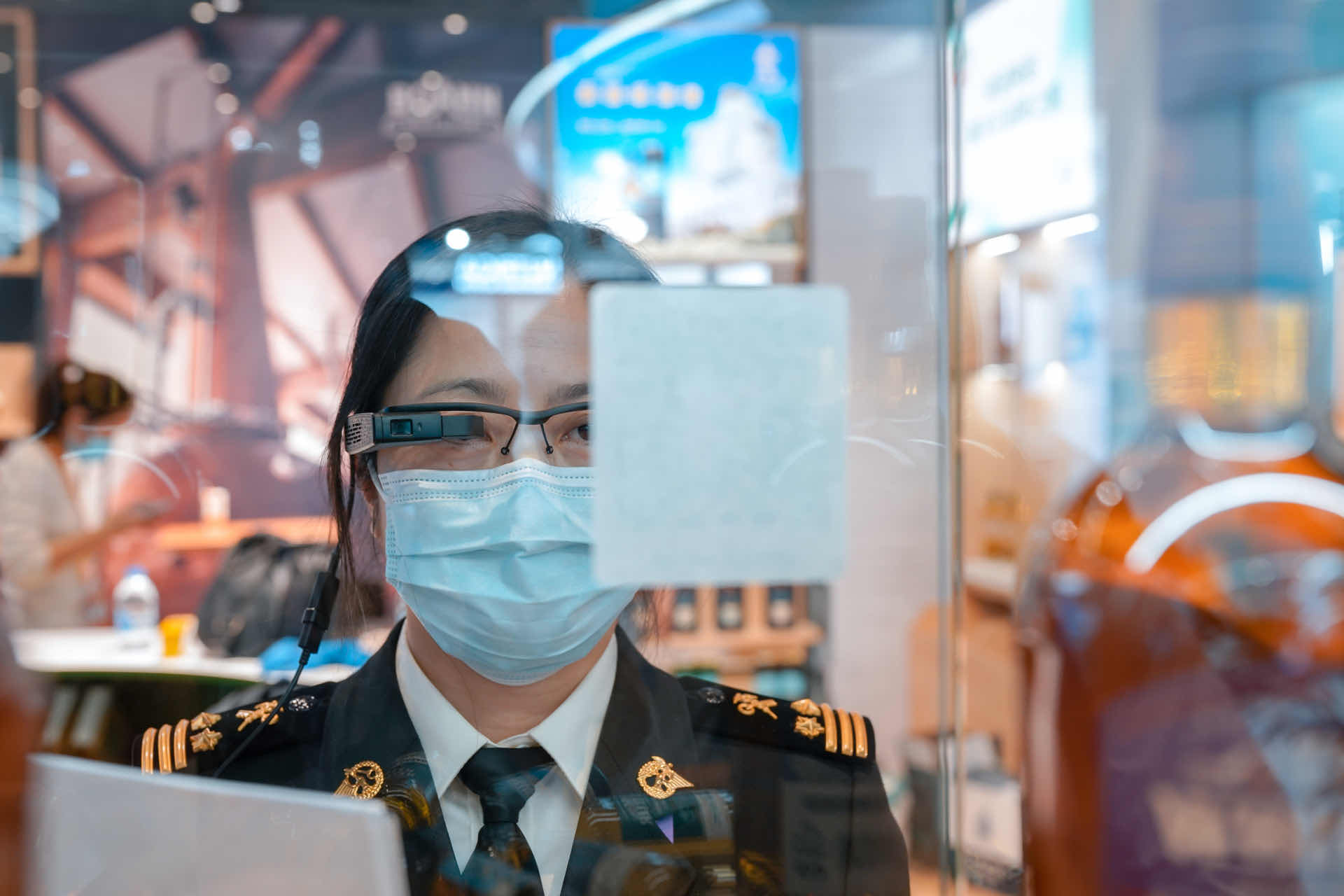 上海海关首次运用AR眼镜、数字标签等新技术开展智慧巡馆、展品监管工作。 本文图片均为上海海关提供