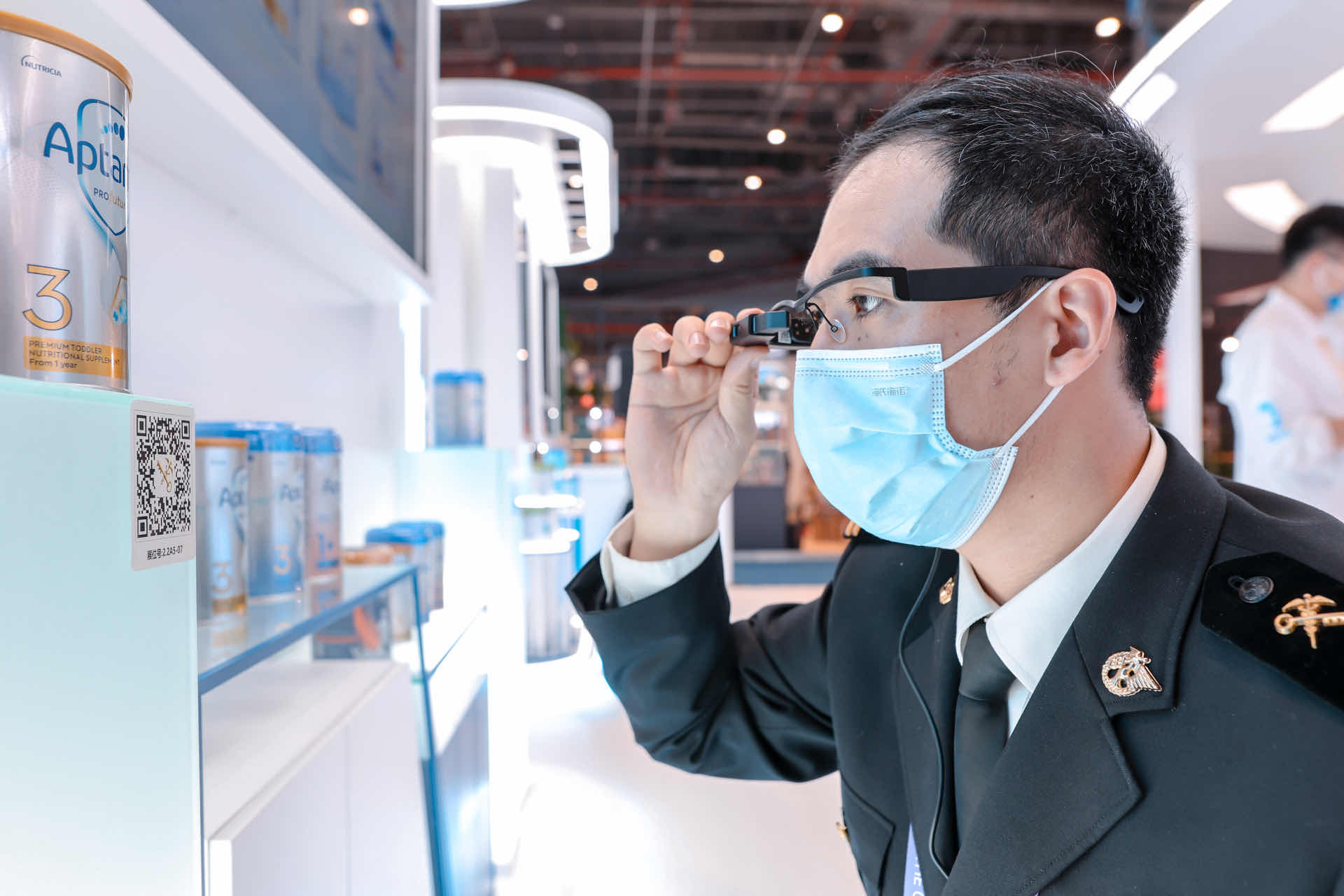 AR智能眼镜帮助海关工作人员在工作中高效收集一手数据。