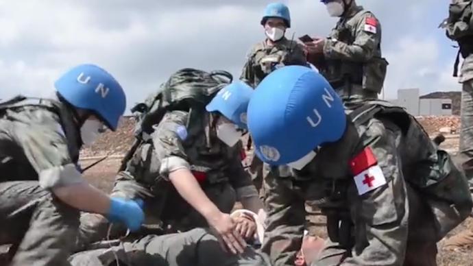 中国蓝盔与法国医疗队联合演练，协同配合送“伤员”转运登机