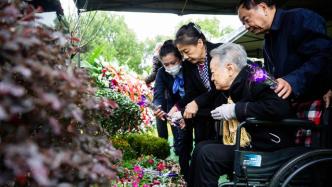 邹韬奋夫人沈粹缜正式落葬上海福寿园，夫妇纪念碑同日揭幕