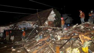 印度尼西亚东爪哇岛发生山洪暴发，造成至少8人死亡