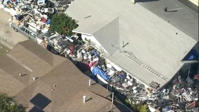 美国男子捡垃圾20年“堆成山”，得知被清理邻居“太激动”