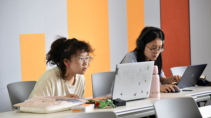 北京体育大学"海南自贸港国际英才班"学生正在上网课.许尔生摄影