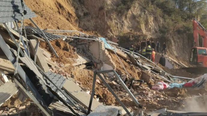 陕西延安一处山体自然垮塌,2层10间平房被掩埋4人遇难