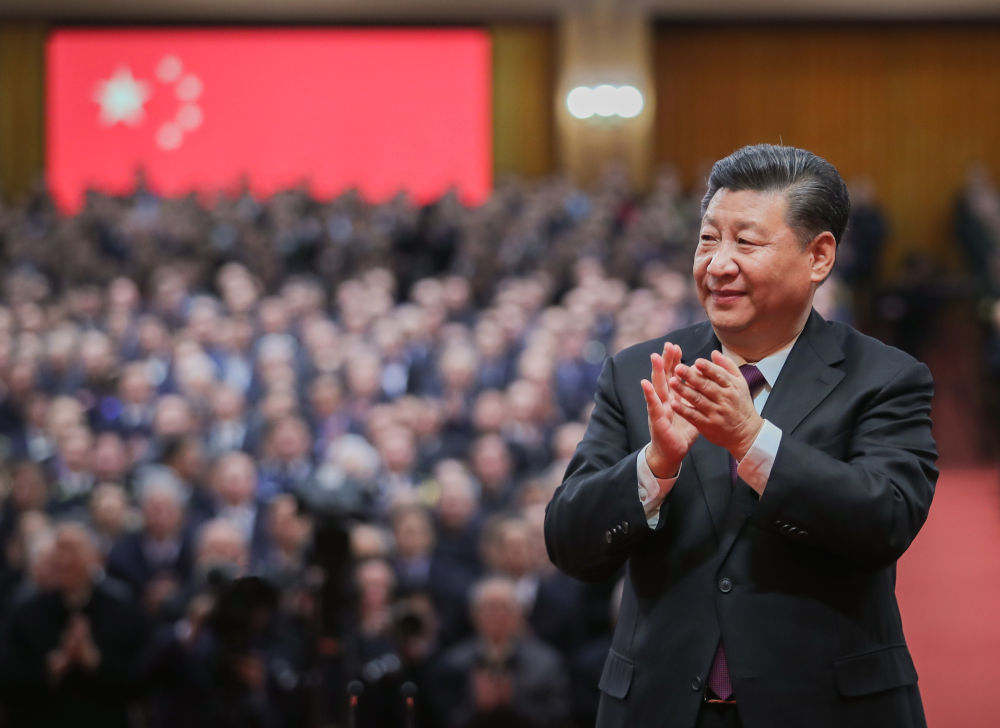 2018年12月18日，庆祝改革开放40周年大会在北京人民大会堂隆重举行。习近平在大会上发表重要讲话。这是习近平鼓掌向受表彰人员表示祝贺。新华社记者 谢环驰 摄