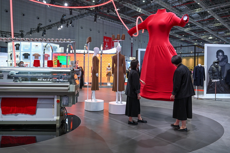 专为进博会定制的优衣库史上最大针织裙,为全球首展.