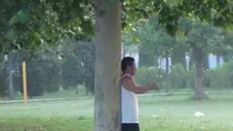 “身体撞树”健身，武汉一老人视网膜脱落