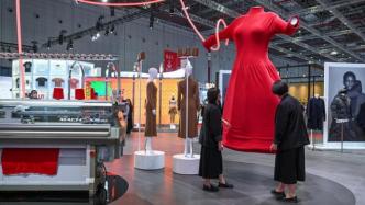 进博直击｜消费品展区：3D巨型针织裙“空中轻舞”