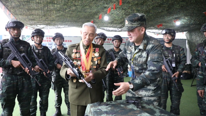 93岁老兵受邀进训练场，参观新式装备品尝单兵口粮