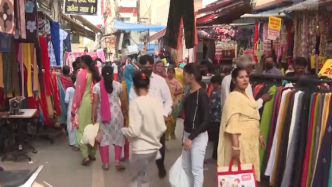 迎传统节日，印度集市人员密集给疫情防控带来风险