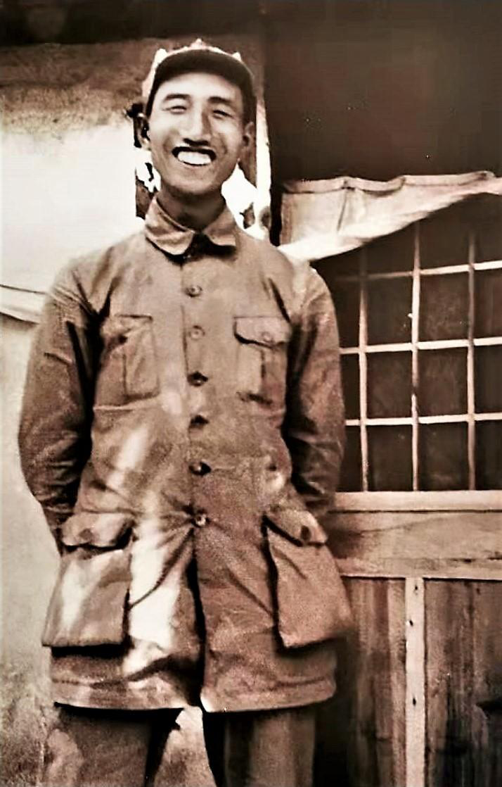 1937年10月，徐向前任八路军129师副师长在晋东南留影。