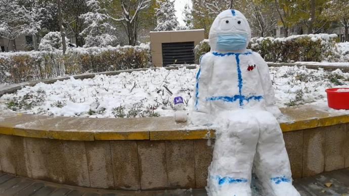 致敬抗疫人員，居民花3小時將雪人堆成穿防護服的“大白”