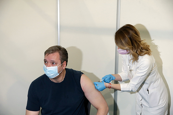 当地时间11月7日，塞尔维亚总统武契奇在首都贝尔格莱德接种了第三剂中国国药集团生产的新冠疫苗。澎湃影像  图