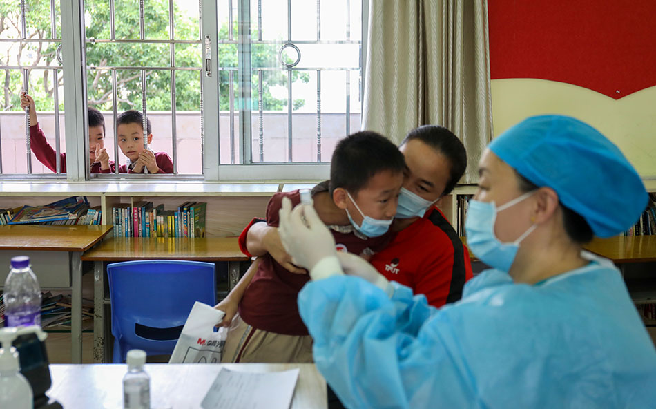 2021年11月4日,广东省珠海市香洲区第一小学新冠病毒疫苗接种现场.