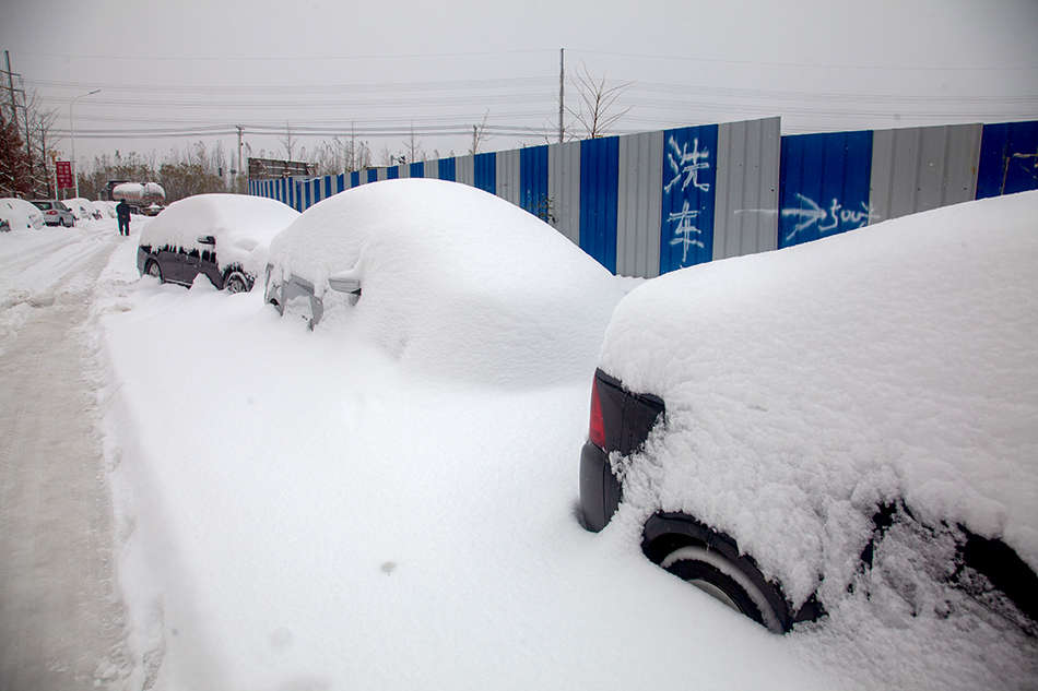 2021年11月8日,辽宁阜新迎来入冬的第一场暴雪,小哥拉着货箱送外卖.