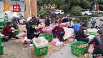 因疫情封校的成都理工：人手緊缺，老師們上完課又去支援食堂