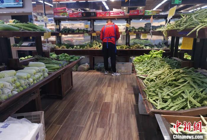 北京市西城区某超市蔬菜区。中新网记者 谢艺观 摄