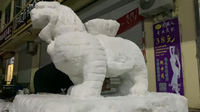 玉器店老板堆出1.8米高雪狮子：瑞雪兆丰年，图个好兆头