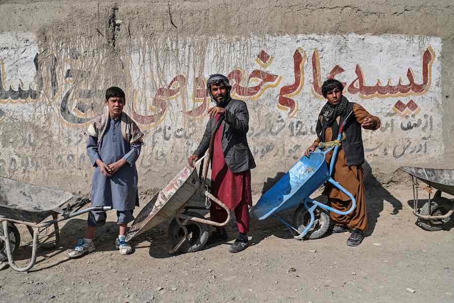 2021年11月6日，阿富汗首都喀布尔，当地民众排队等待领取世界粮食计划署发放的救助食物。阿富汗正面临着日益增长的贫困和饥饿等严重社会问题。