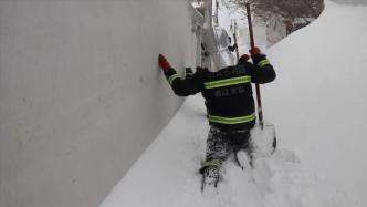内蒙古通辽暴雪致一民房倒塌，消防员雪中爬行500米救援