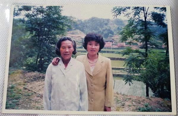 谌孟珍与母亲的合照。受访者供图