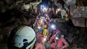 英国男子洞穴探险被困54小时后获救，首相发推庆贺