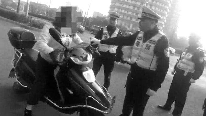 女子骑电动车违章被拦，多次辱骂袭击民警被拘留