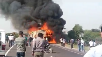 外媒：印度一大巴與油罐車(chē)相撞后起火，至少12人死亡