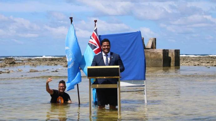 呼吁应对气候变化，太平洋一岛国外长穿西装站在海中演讲