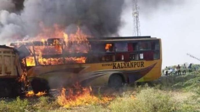 印度一大巴與逆行油罐車相撞起火,至少12人身亡