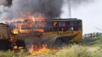 印度一大巴与逆行油罐车相撞起火，至少12人身亡