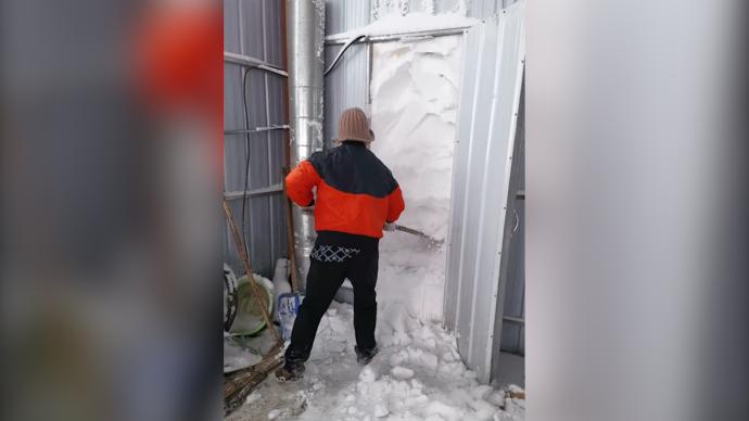 吉林白城一男子家被积雪封门 系风刮来的 最深处有3米